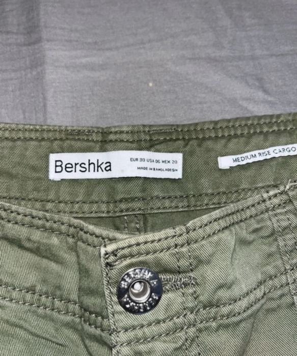 Calça Cargo verde da Bershka
