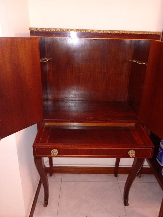 Móvel antigo em madeira com motivos a madeira incrustados