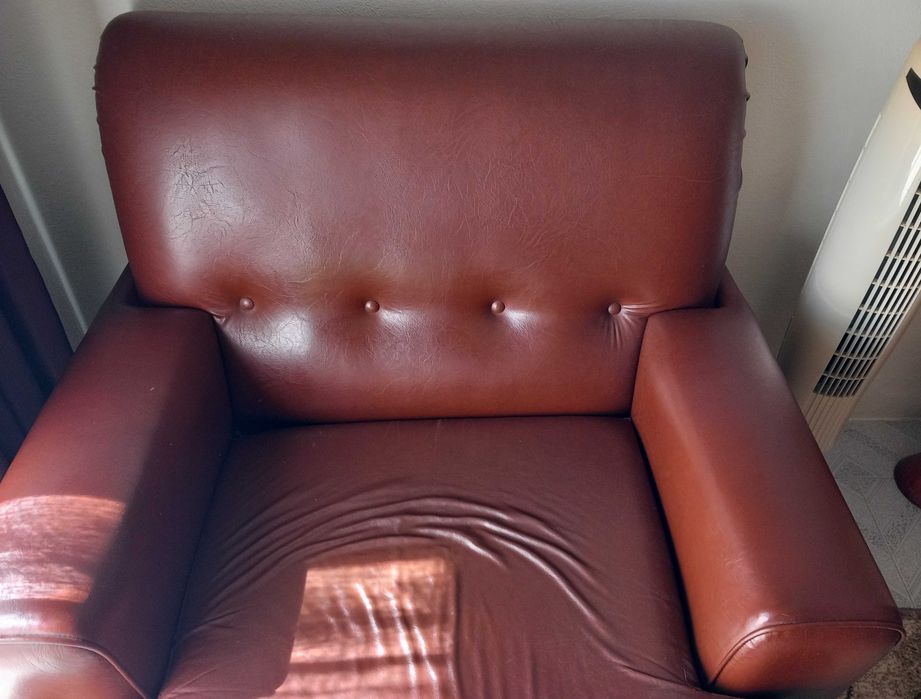 Sofá Individual em Pele com Cama Articulada