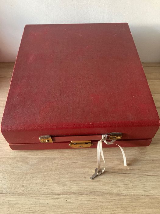 Máquina de escrever  *  Olivetti