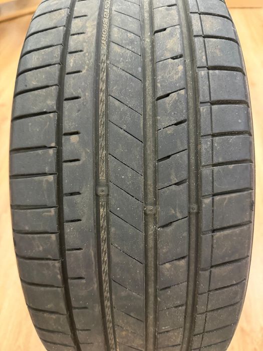 Pneu KUMHO 225/40R19 usado