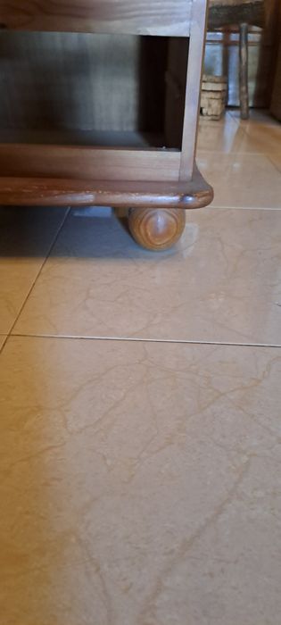 Móvel de madeira sem gavetas.