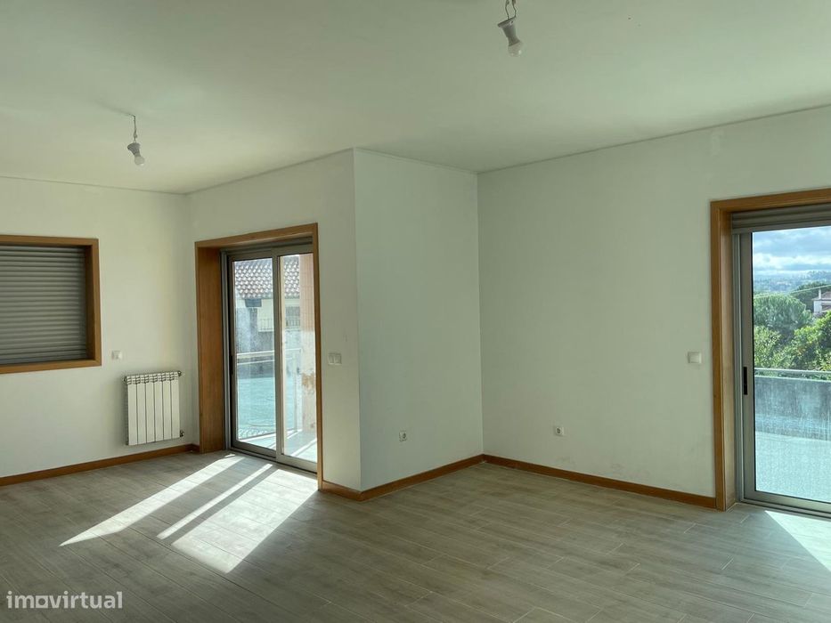 Apartamento T2 com garagem e elevador em Águeda