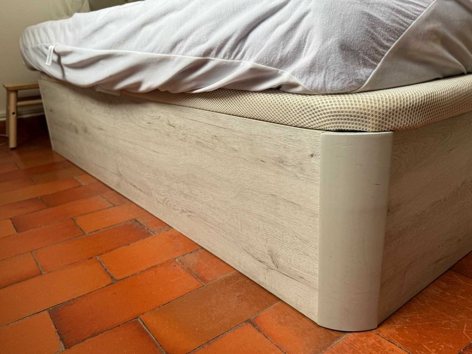 cama elevatória com arrumação no interior 150x190