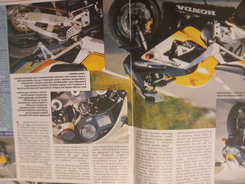 Czasopismo z opisemi plakatem motocykla Honda Fireblade Yamaha FZS