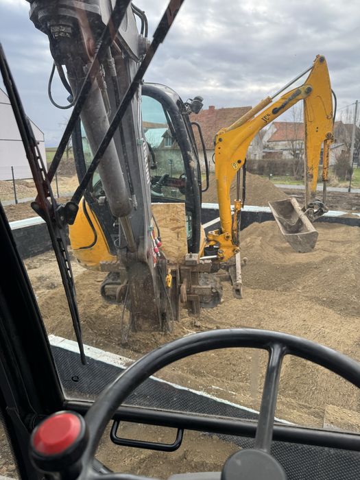 Usługi  koparką    Obrotową Mecalac 12. I minikoparką