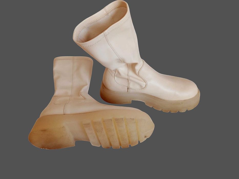 buty, botki, kozaki z grubą masywną podeszwą