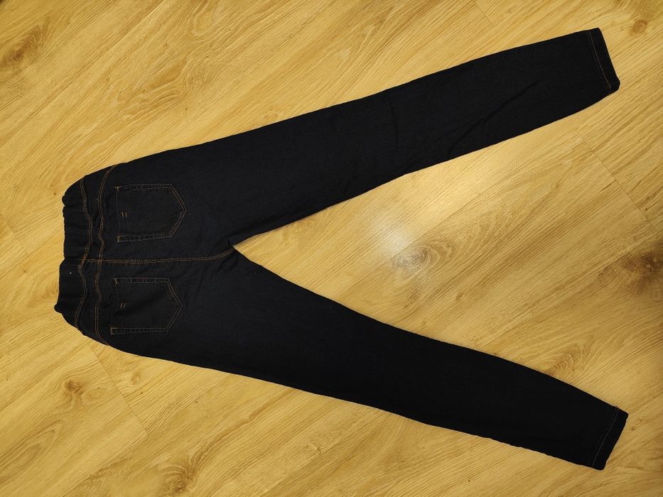 Legginsy jeansowe w kolorze ciemnego granatu na 146 cm.