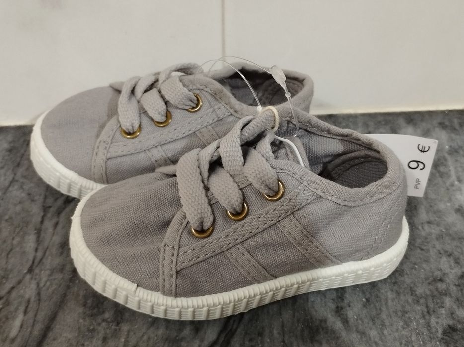 Sapatilhas Cinza Novas da Unit