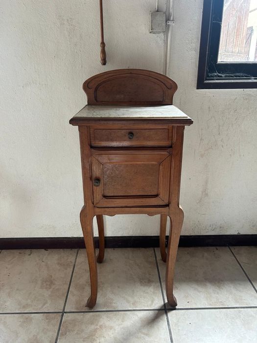 Mesinha de cabeceira antiga