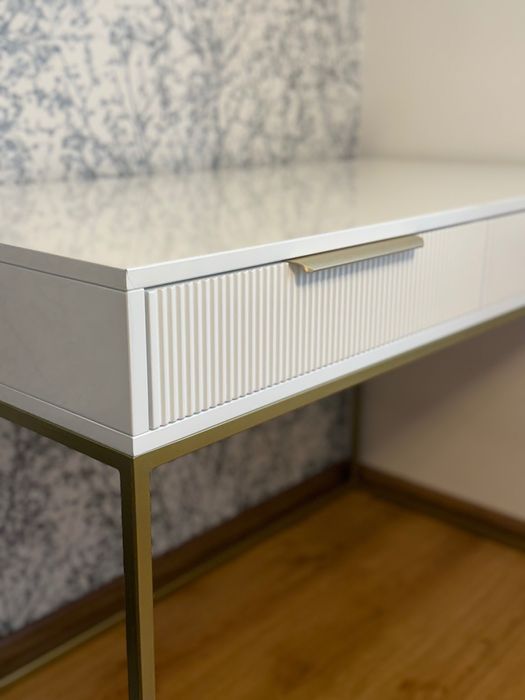 Białe biurko klasy premium ze złotą konstrukcją