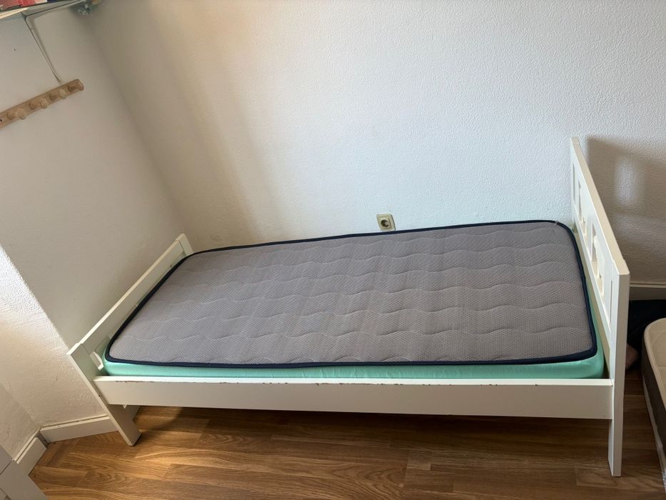 cama de criança com colchão
