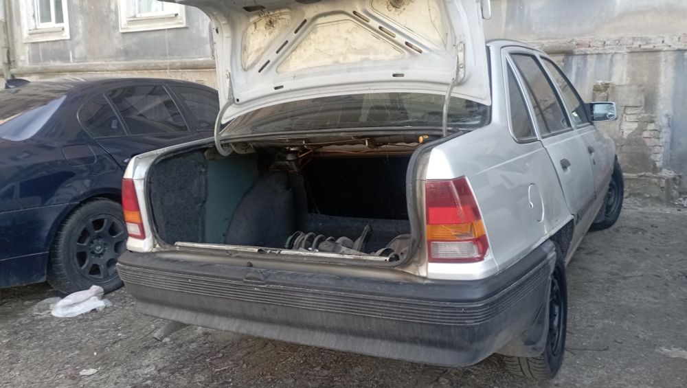 Опель Кадет  1.8