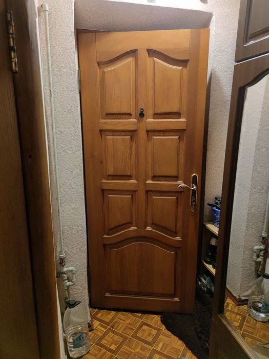 Дерев'яні двері з замком і петлями