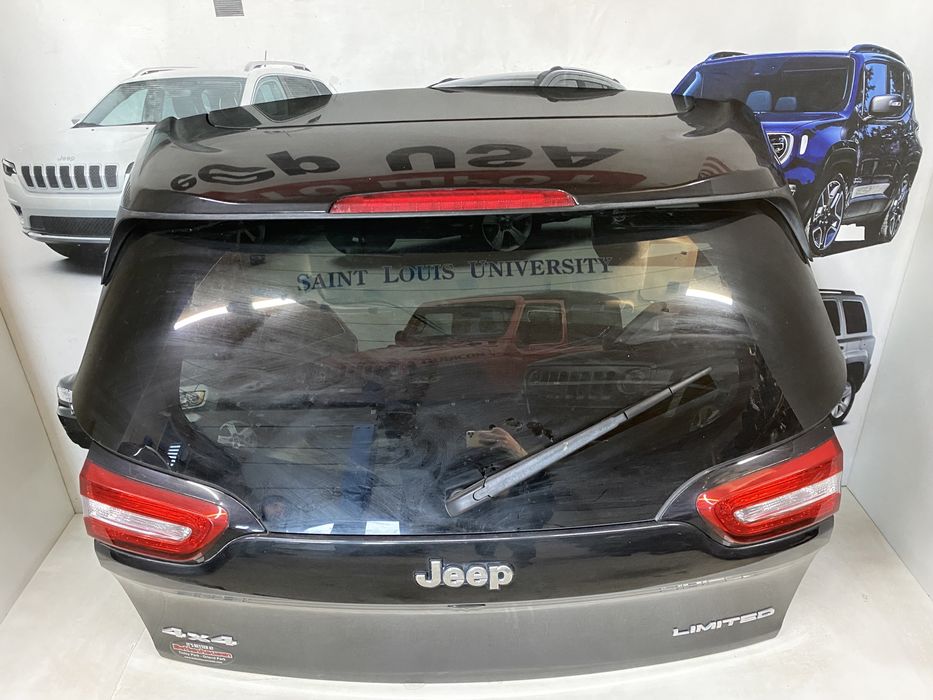 Кришка багажника Jeep Cherokee KL 2016р кузовні деталі