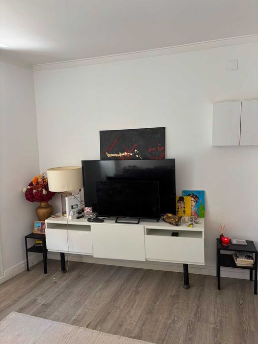 Móvel de TV IKEA branco com arrumação