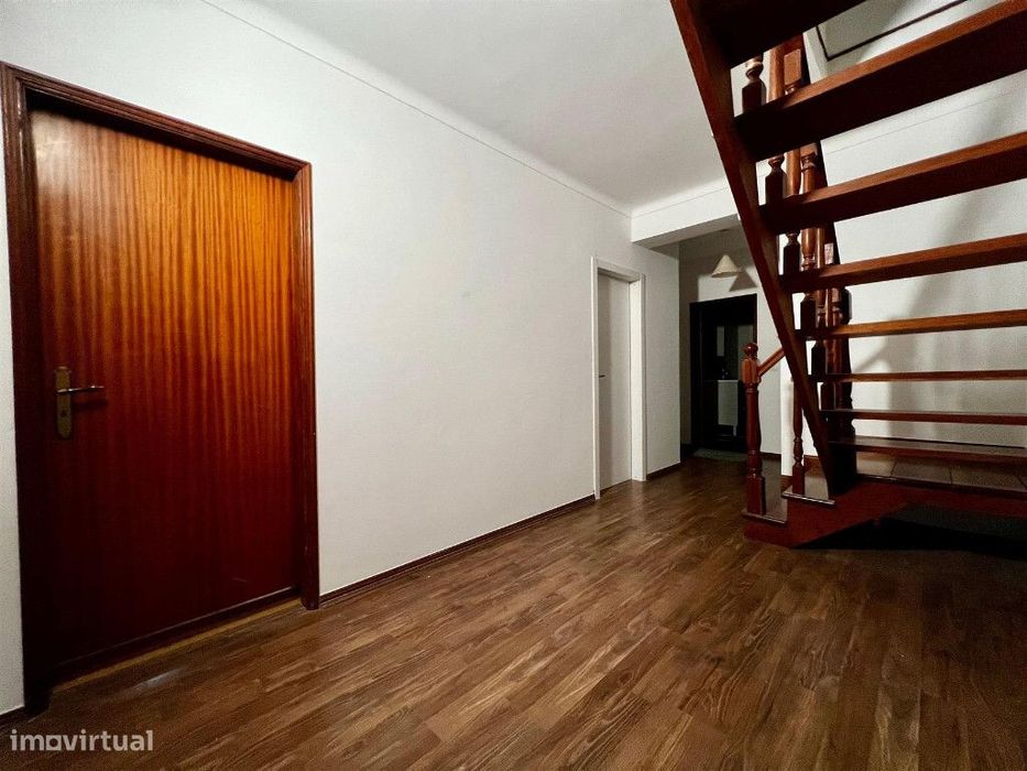 Apartamento T3 com aparcamento em zona de Coselhas