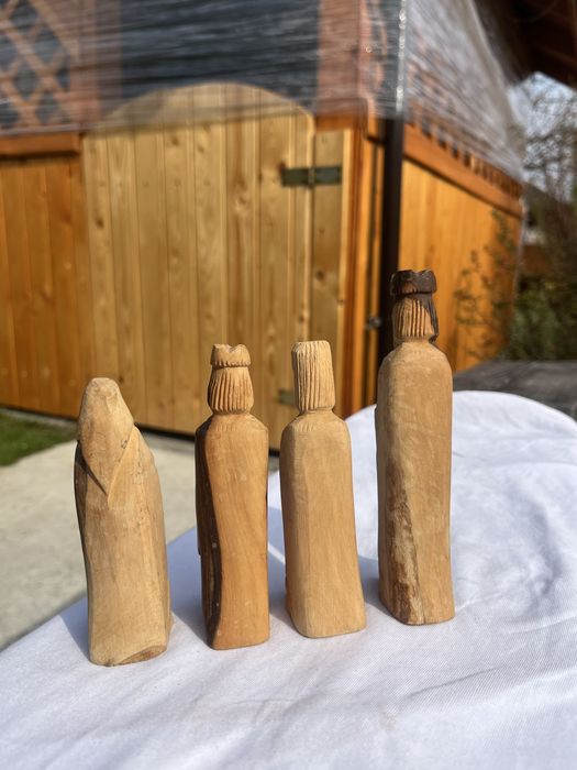 Drewniane figurki królowie