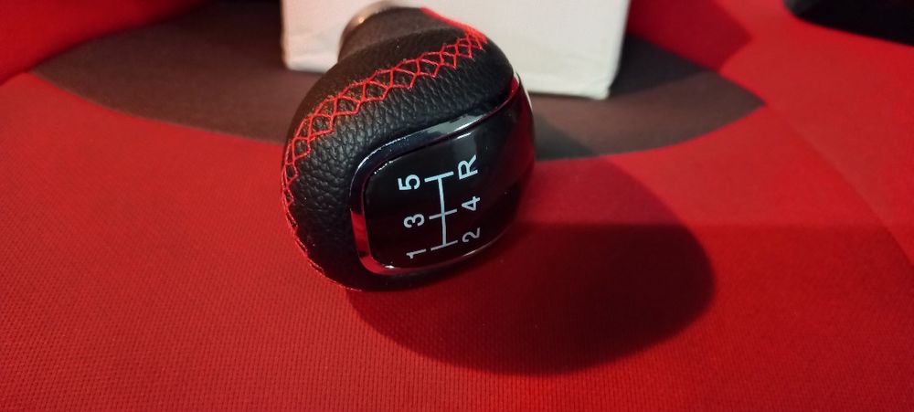 Cabeça de mudanças desportiva vermelha e preta