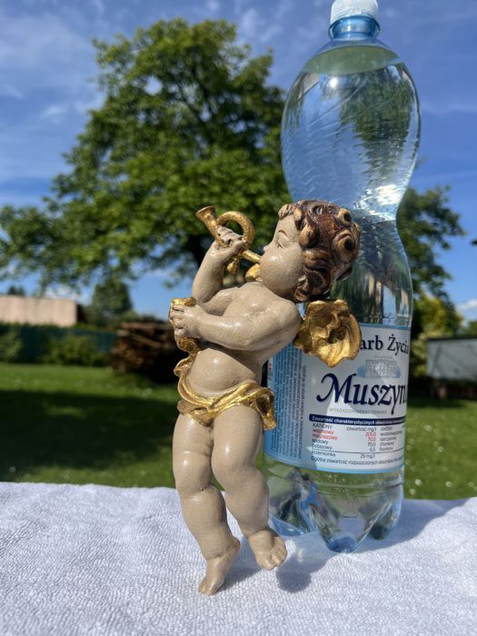 Drewniany aniołek putto