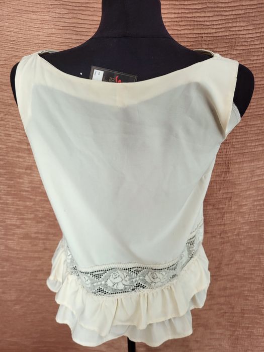 Bluzka w stylu romantycznym z kornkowym pasem