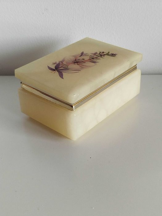 Antyczna włoska szkatułka na drobiazgi lub biżuterię wykonana z rzeźbionego alabastru