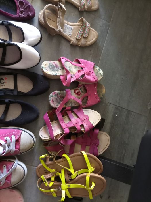 Sapatos, sapatilhas, sandálias de menina