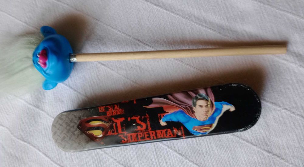 Estojo metal Super Man, com 20 Lápis + lápis com cabeça de boneco