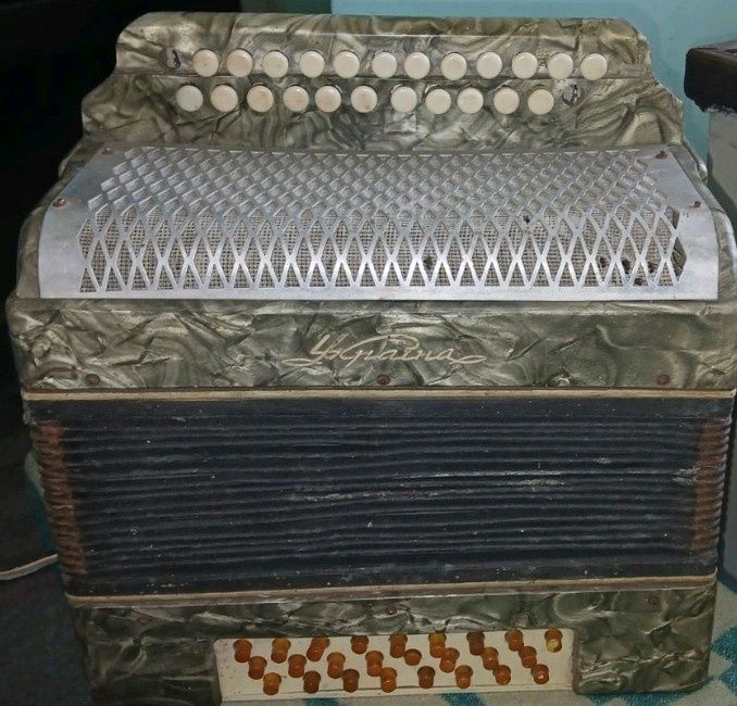 Гармошки  часів СРСР  (багато).
