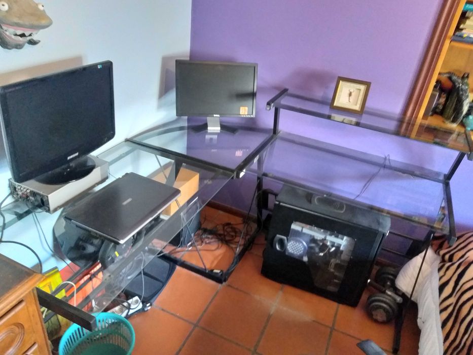 Secretária em bom estado