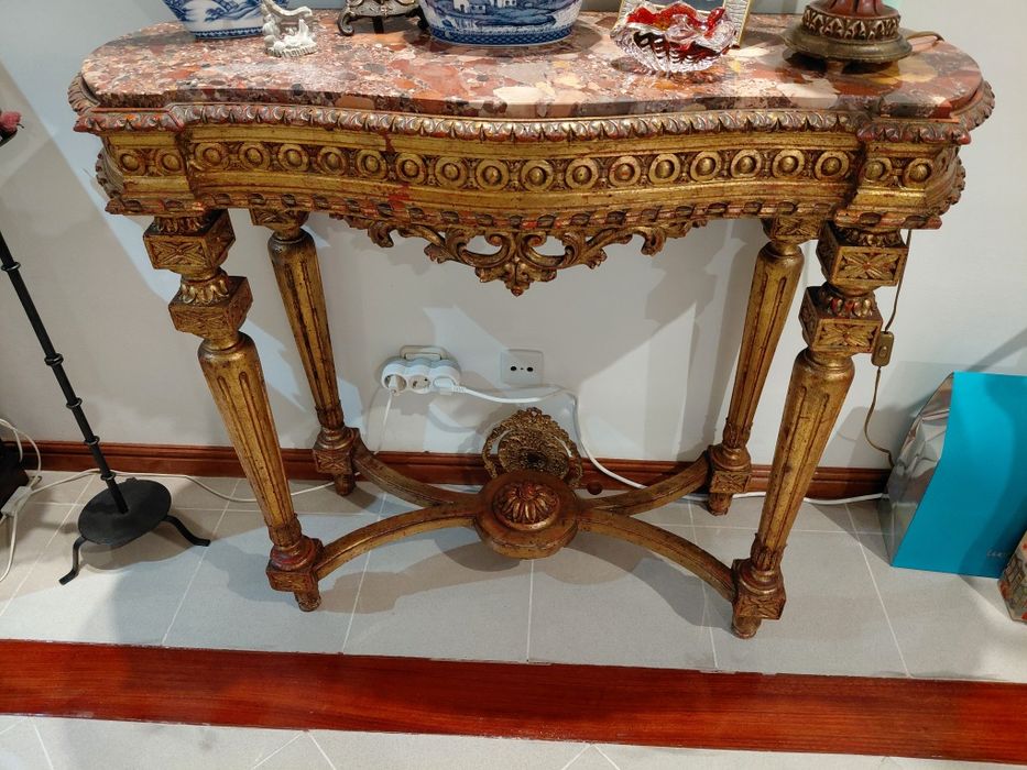 Consola antiga com pedra mármore