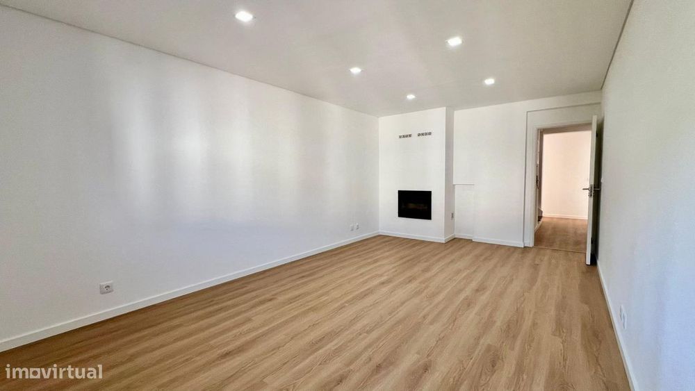 Apartamento T3+1 Duplex | 154 m² | Totalmente Remodelado | Queluz