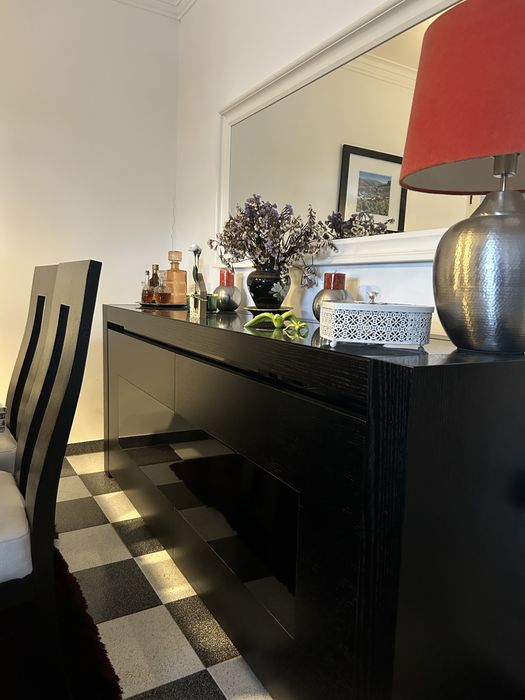 Conjunto de mesa de jantar, 6 cadeiras e aparador — madeira maciça preta