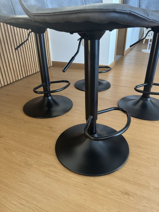 4 cadeiras/bancos ajustaveis.