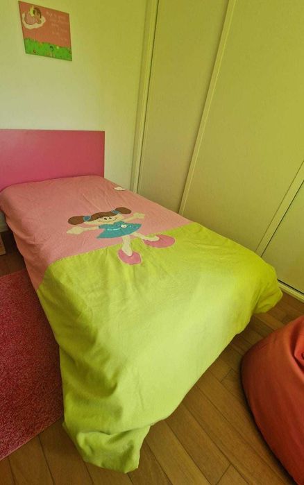 Cama + Colchão + Colcha + Mesinha de Cabeceira - Rapariga - Muito bom