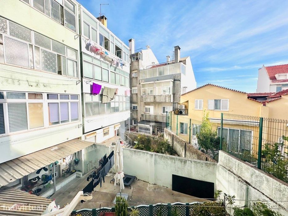 Apartamento T2 Renovado com Varanda e Elevador | Entrecampos, Lisboa