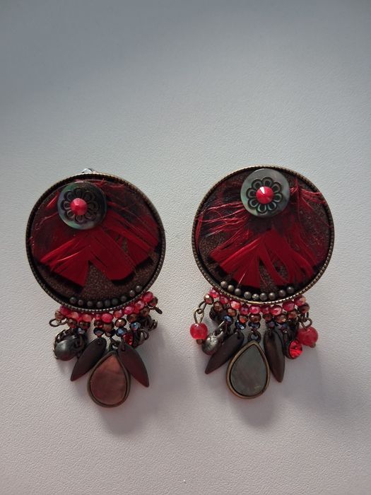 Brincos em vermelho, da marca Pedra Dura.