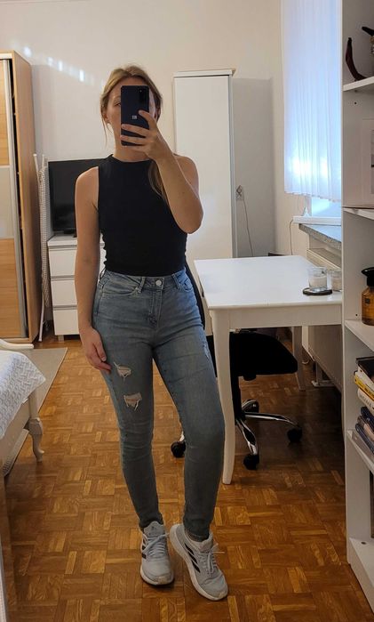 Jeansy z wysokim stanem