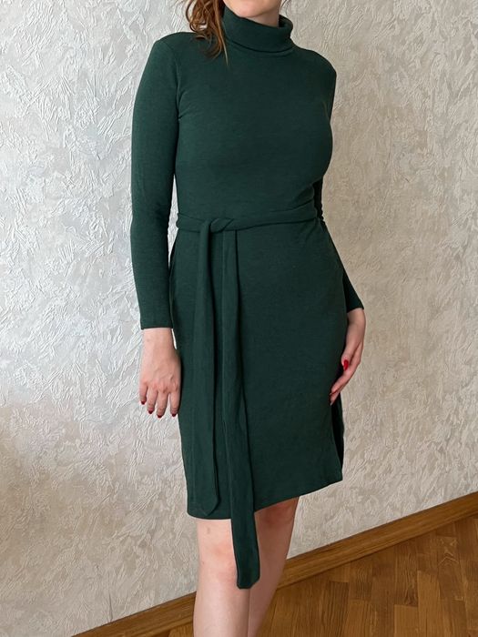 Темно-зелена сукня з розрізами