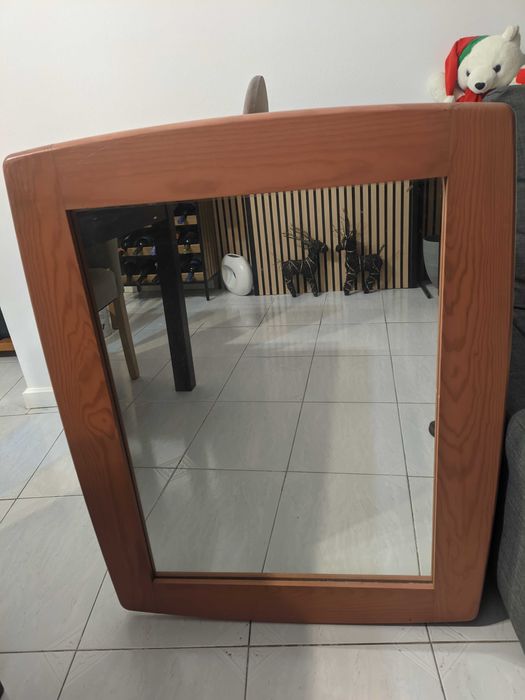 Espelho com moldura em madeira.