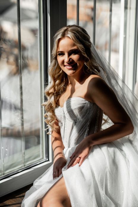 Весільна сукня з розрізом та корсетом