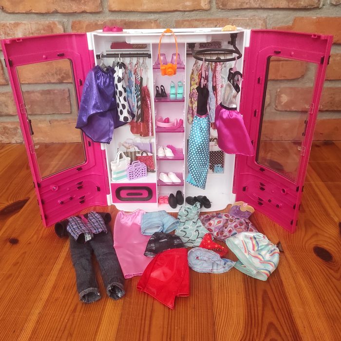 Duży zestaw Barbie, domki, szafa, skuter, lalki itp