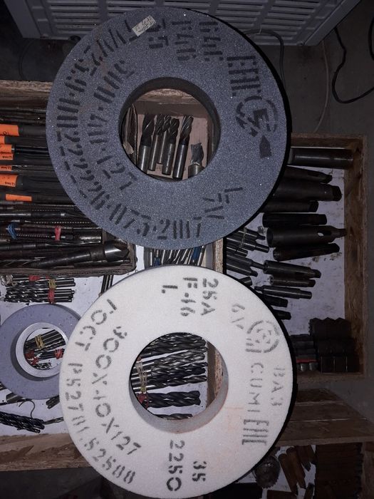 Різці. сверла,плашки,круг алмазний .