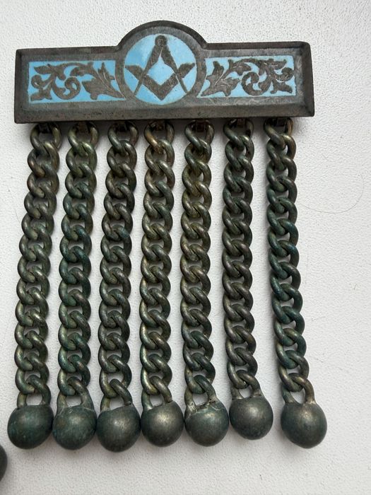 Знак масонів, краватка -  боло та сережки