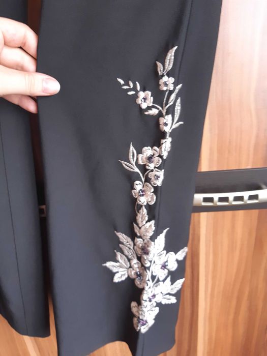 spodnie czarne eleganckie ze srebrnym akcentem na nogawce