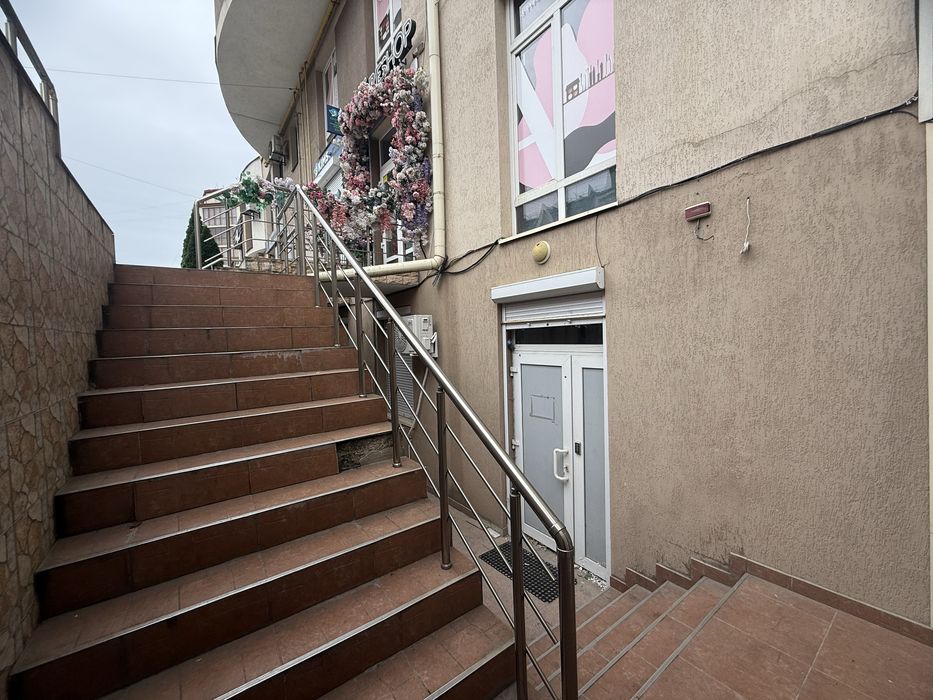 Продається  фасадне приміщення по вулиці Героів Майдану .