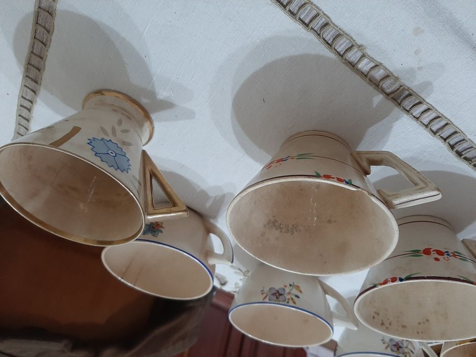 Várias chávenas antigas vintage da LUSITANIA