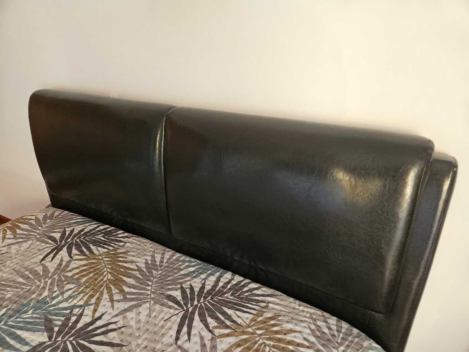 Cama de casal, com estrado e colchão