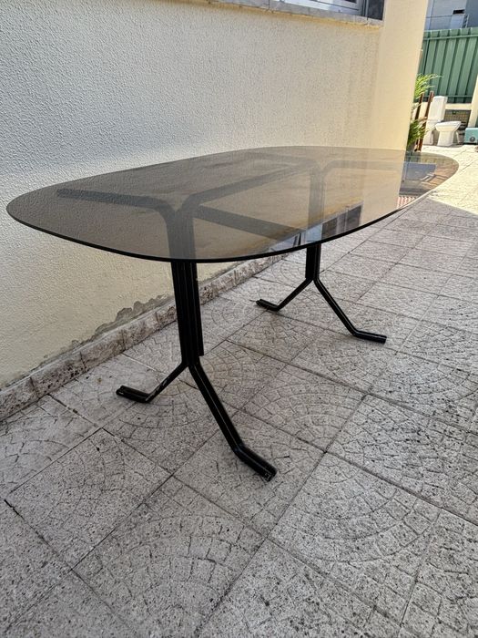 Mesa de vidro com pés