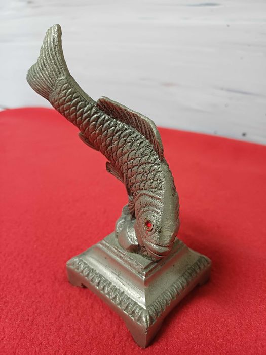 Estatueta de um peixe vintage em metal